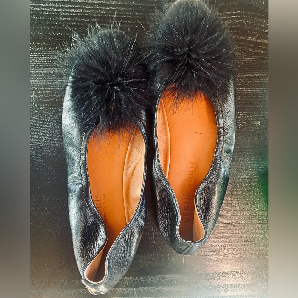 Gentle Souls By Kenneth Cole 
Women's Portia Pompom Flats SZ 10